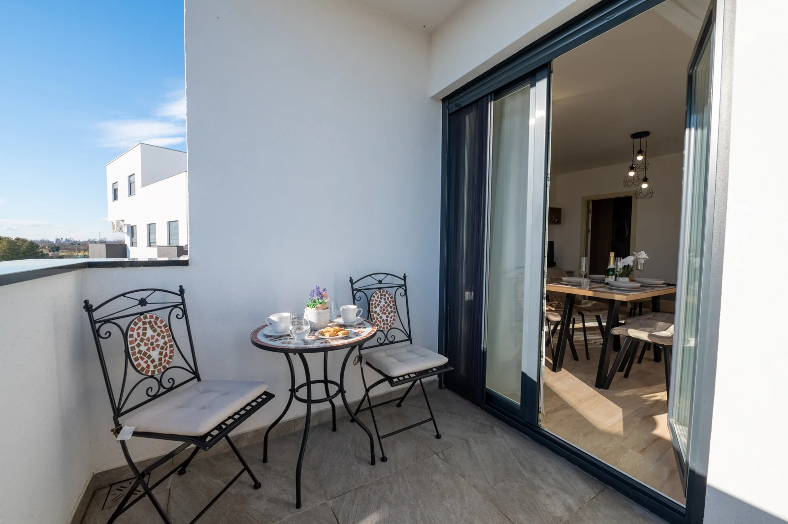 Balkon Apartmana KONA sa stolom i stolicama