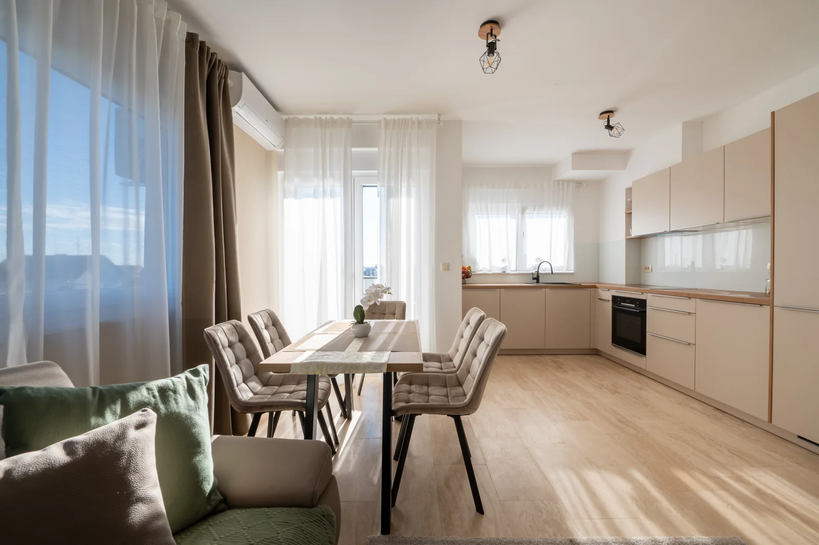 Opremljena kuhinja i blagovaonica Apartmana KONA